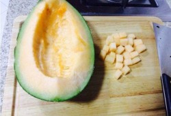 蛐蛐吃不吃哈密瓜呢视频