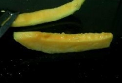 哈密瓜怎么切拿着吃视频,轻松手持享用