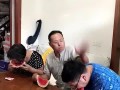 爸妈教孩子吃瓜视频