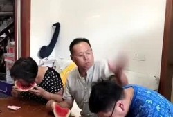 爸妈教孩子吃瓜视频