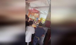 打架路人吃瓜拍照视频