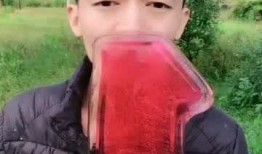 害羞小伙吃瓜视频,吃瓜视频引发网友热议