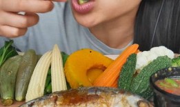 微笑姐吃活八瓜鱼视频,美味与刺激并存！