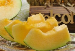 女子和女儿吃哈密瓜视频,哈密瓜美食视频走红网络