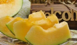 女子和女儿吃哈密瓜视频,哈密瓜美食视频走红网络