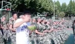 女的军训跳舞吃瓜视频播放,视频播放量爆表引热议