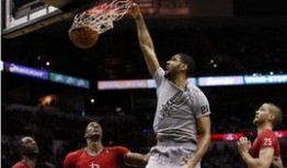 吃瓜群众扣篮扣碎篮板视频,篮板瞬间变“碎渣”现场惊心动魄