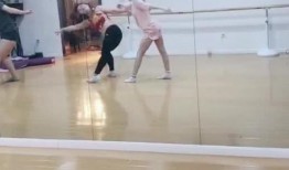 女生跳舞吃瓜视频,女生跳舞吃瓜视频走红网络