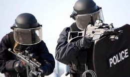 特警队员吃瓜视频大全,揭秘特警队员吃瓜瞬间，趣味横生！