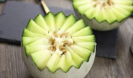蜜瓜能不能带皮吃呢视频,揭秘能否带皮食用的真相