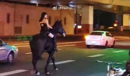 街头骑马吃瓜视频,骑马吃瓜，现代都市的另类风情