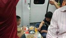 四川地铁女子吃瓜视频,引发网友热议的公共场合现象