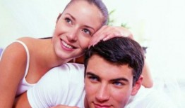 夫妻吃瓜动作神似视频,萌态十足引网友热议