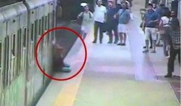 四川地铁女子吃瓜视频,引发网友热议的公共场合现象