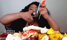 黑人阿姨吃哈密瓜视频,甜蜜瞬间引网友热议