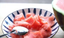 妞妞吃烤肠馋脸瓜视频,萌态十足引网友爆笑