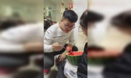 丈夫摆摊吃瓜视频,丈夫摆摊吃瓜，温馨日常引网友热议