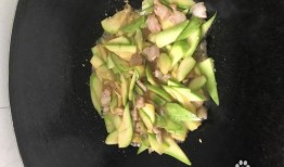肉宝宝吃炒小瓜做法视频,家常快手菜，营养美味一步到位