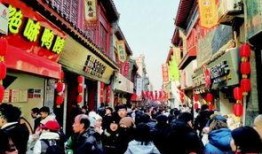 泉城广场吃瓜事件视频,一场引发热议的街头冲突瞬间