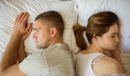 夫妻吃瓜动作神似视频,萌态十足引网友热议