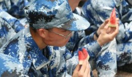 军训搞笑视频带你吃瓜,笑料百出，带你吃瓜解压