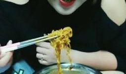 双人挑战吃瓜视频,甜蜜互动，瓜果飘香