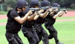 特警队员吃瓜视频大全,揭秘特警队员吃瓜瞬间，趣味横生！