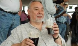 南阳网红大爷吃瓜视频