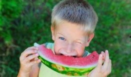 西安吃瓜笑哭视频,网友直呼“太真实！”