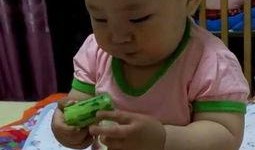 宝宝吃瓜的小视频,吃瓜视频萌化网友心